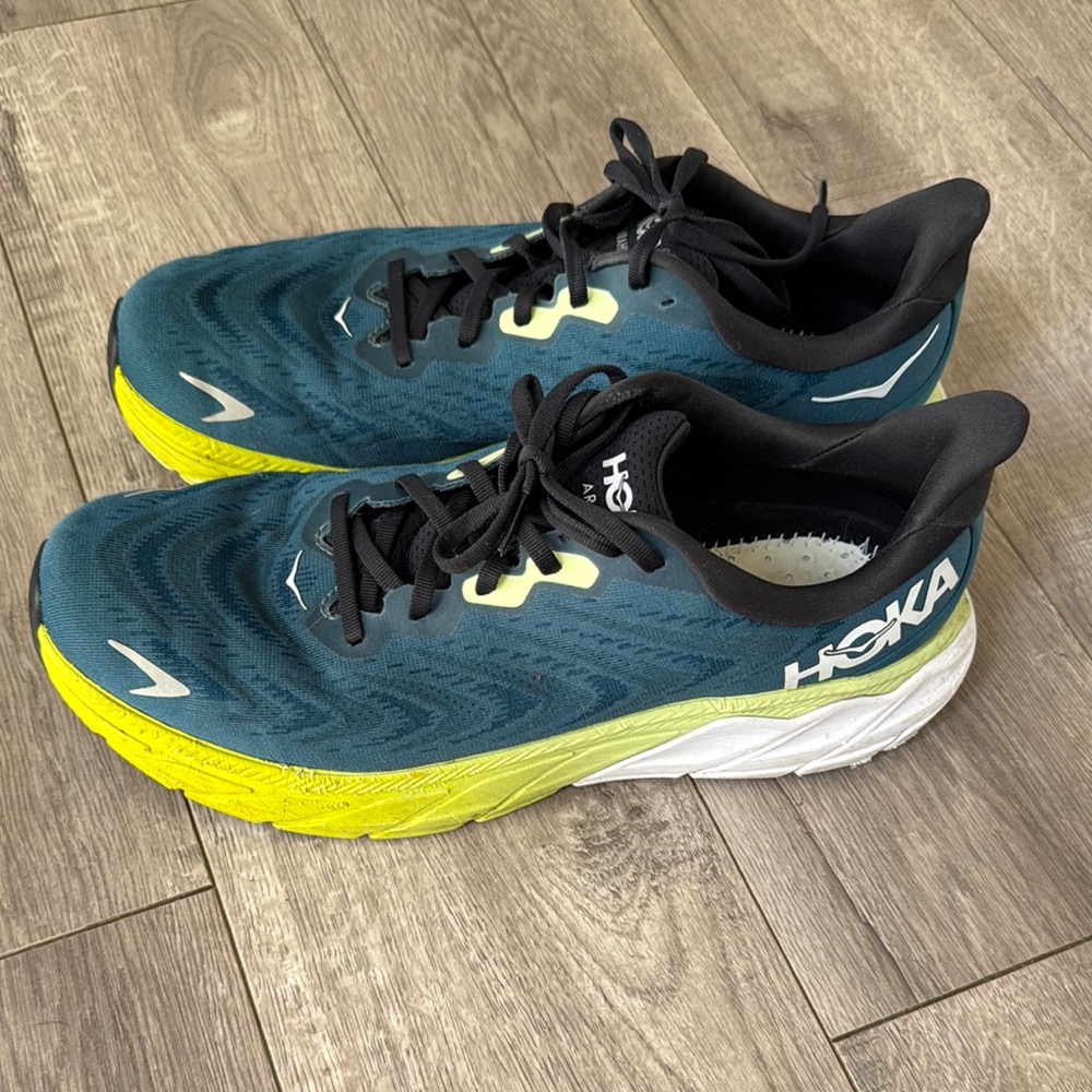 HOKA Blue and Yellow Running Shoes Arahi 6 size 11.5